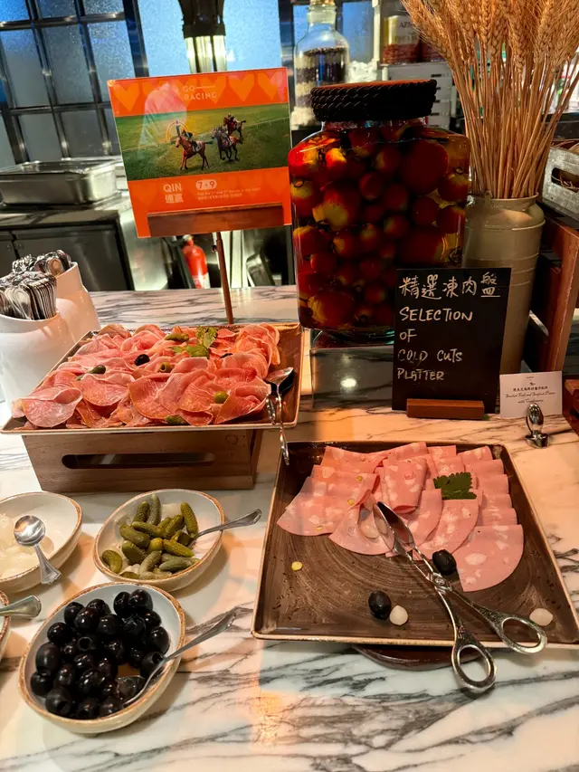 Cold cut (火腿及巴馬火腿)配酸青瓜及黑橄欖