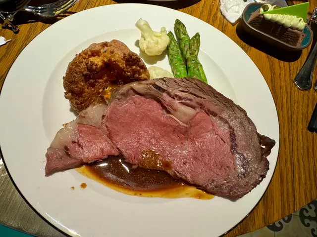 燒安格斯牛肋肉伴是日時菜及約克郡布丁配芥末籽紅酒汁(+$120)