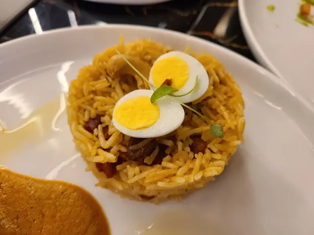EAST INDIAN CHICKEN KHUDDI, ARROZ FUGATH