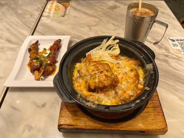 迷你咖喱鴛鴦扒焗飯配熱椰香咖啡