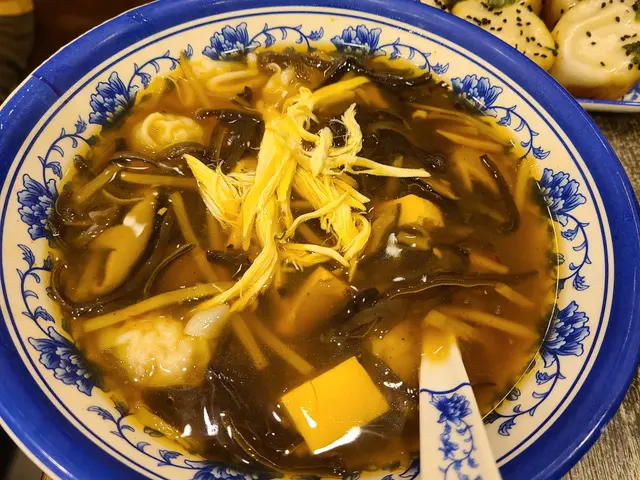 雞絲酸辣湯小雲吞