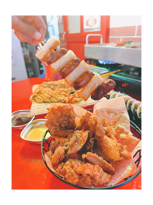 蒜香醬油炸雞配香腸年糕串