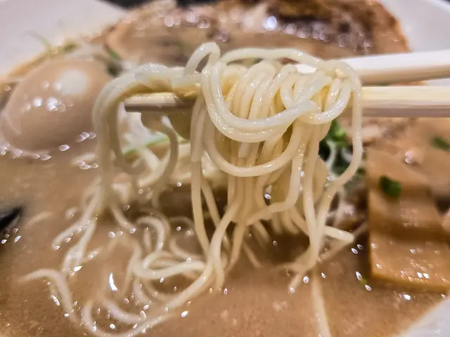 可以揀直麵(幼)或者曲麵(粗), 呢個係直麵, 份量適中。