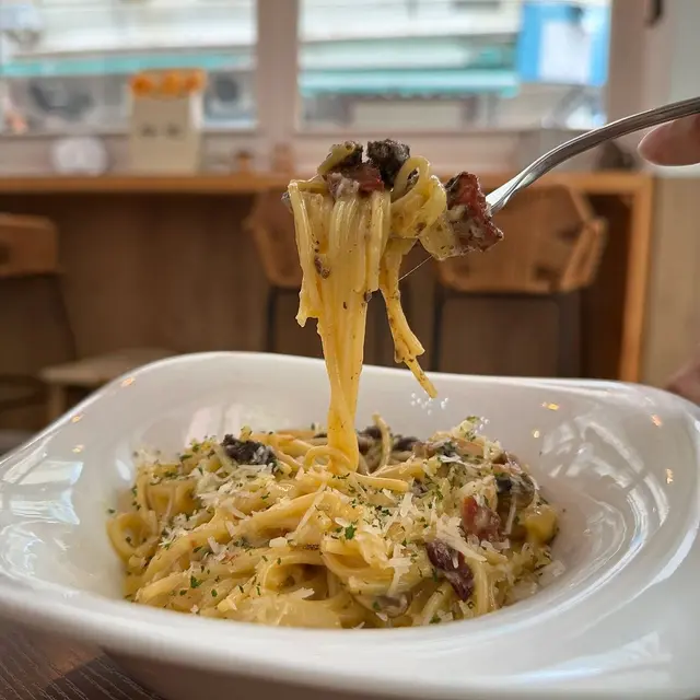 香脆嘅煙肉片同蘑菇片，份量夠同朋友Share 🥓