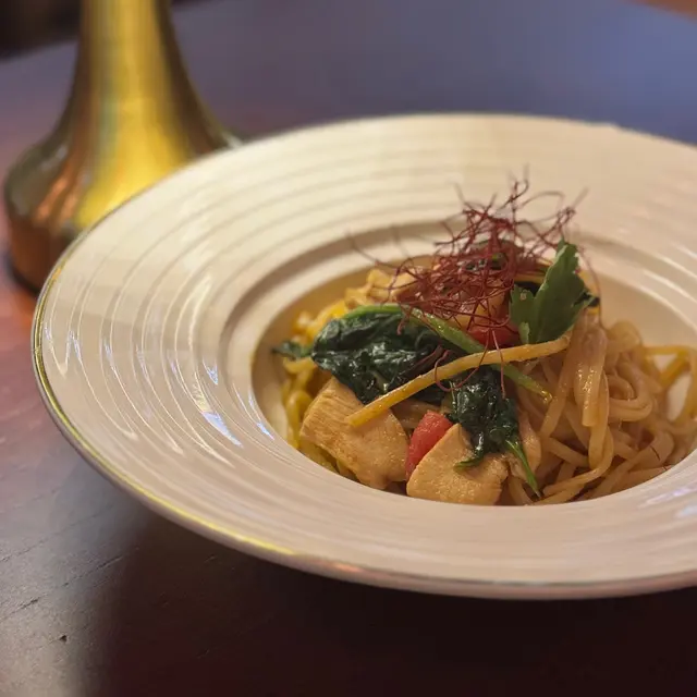 香辣低溫慢煮雞胸巴東汁扁意麵