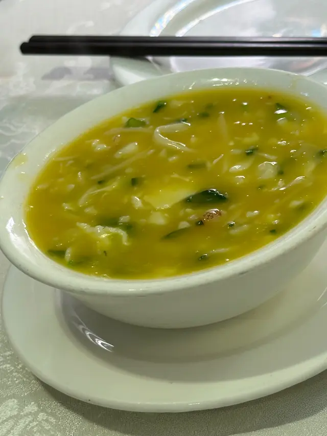 金湯魚蓉羹,侍應說是用了東星斑及菇類去做的,他們平時都很少喝湯的,這碗是百感交集,且他們都讚不絕口,整碗喝完。
#金湯魚蓉羹