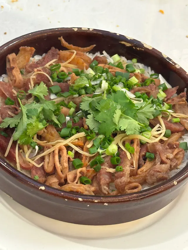 西貢艇仔蒸飯,已經加了醬油,飯上面好似有蝦乾、魷魚及臘腸,三樣食物配合超上飯都算夾,非常惹味,可能是我比較肚餓及少東西吃,差不多整個飯我都吃光光
#西貢艇仔蒸飯