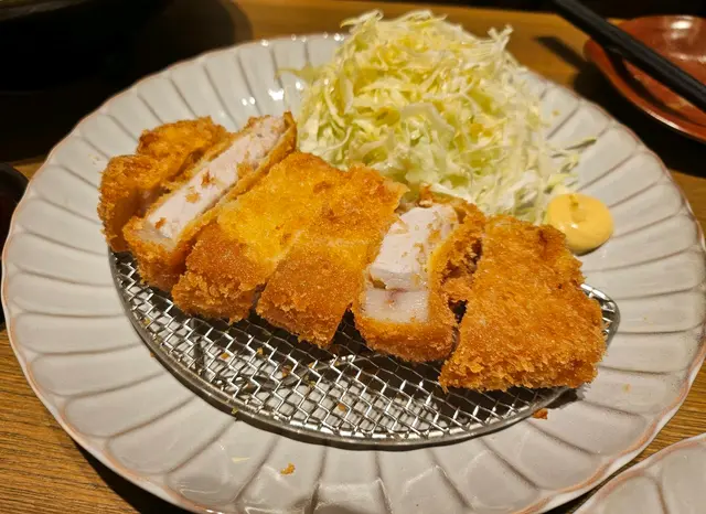 用北海道三元豚，口感柔軟，juicy，炸得剛剛好。果然係主打菜式之一