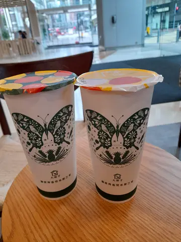 左: 百香果爱玉, 右: 火龙果翡翠