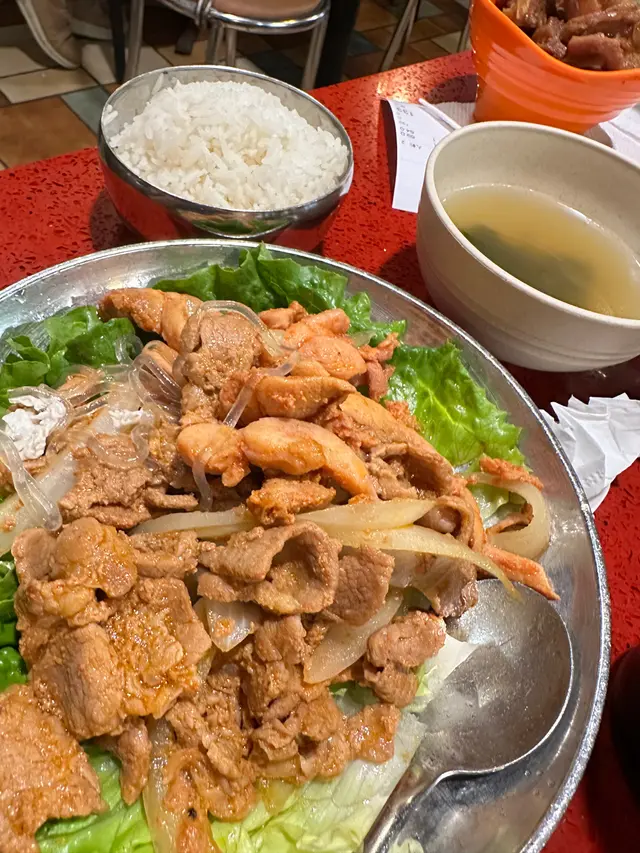 餐廳環境好貼地，餐牌選擇多，價錢大衆化，份量十足