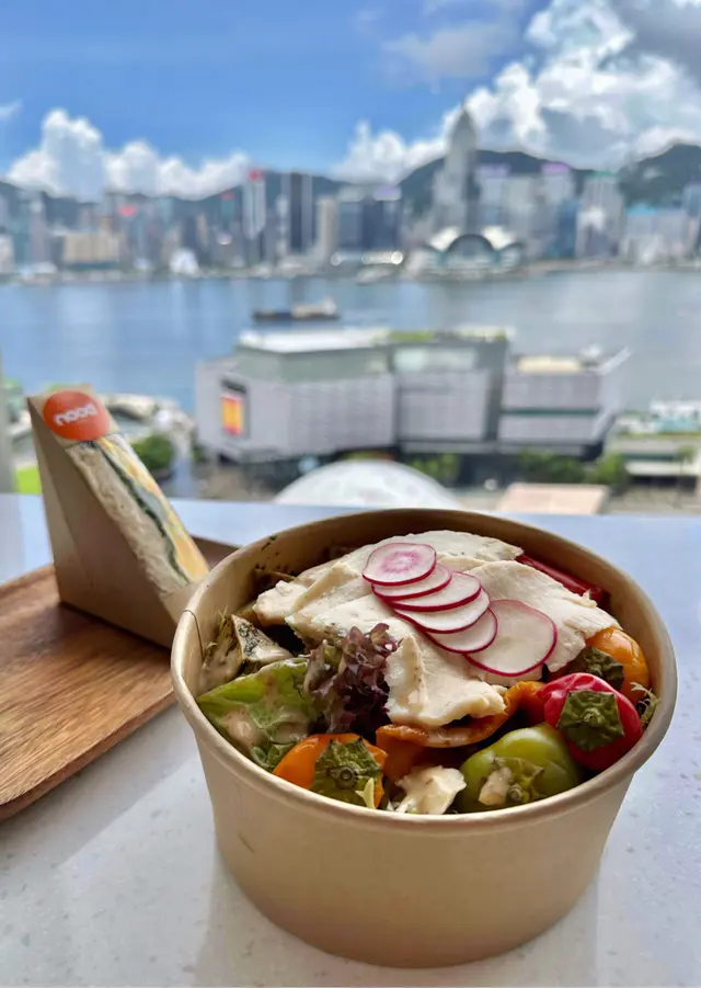 三色彩椒雞胸沙律、吞拿魚雞蛋沙律三文治