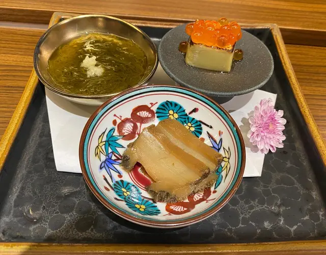 前菜三點, 蟹膏豆腐配三文魚稃, 機煮鮑魚