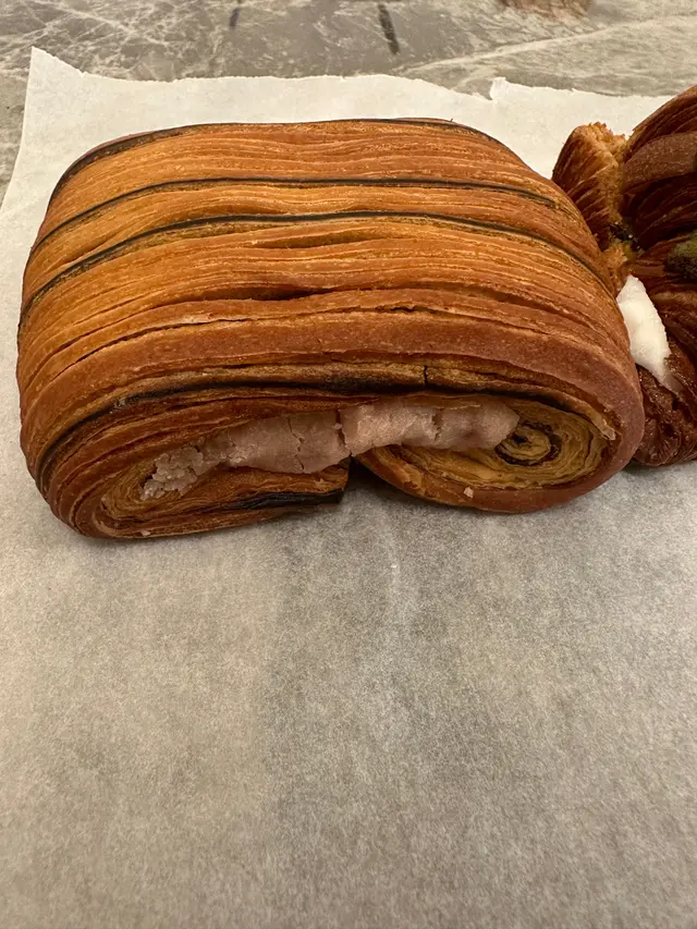 芋泥口感棉密，肉鬆要幾啖先食