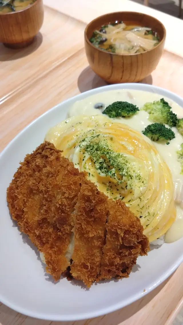 芝士吉列豬扒蛋包飯配奶油菇菌