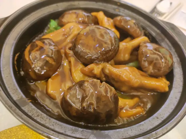北菇扣鵝掌煲