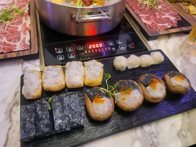 墨魚汁鳥結糖、太極冬菇、黑松露蟹籽海鮮軍艦、三重芝士鮮製蝦丸