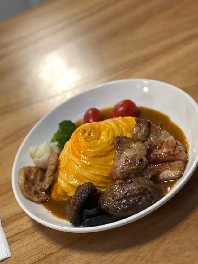 雞扒大啡菇咖喱旋轉蛋包飯