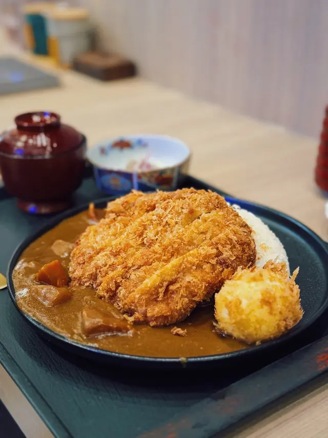 吉列長崎雞扒一樣出色~ 肉汁豐富 
咖哩有別一般日式咖哩 甜味以外仲帶有辛味但唔會嗆喉 
炸蛋非常出色 薄薄炸粉入面蛋黃流心🥚
