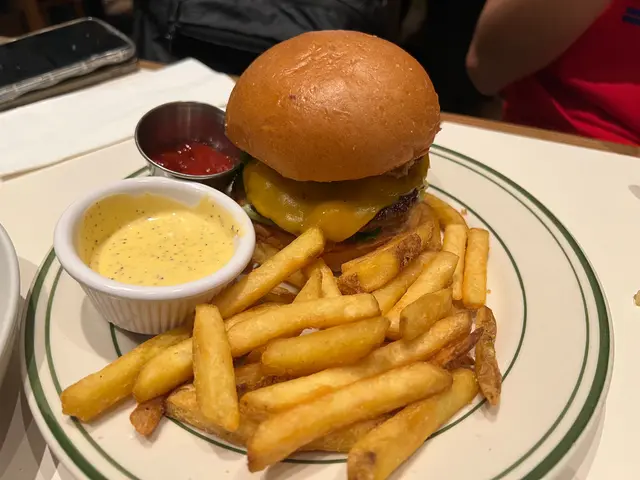 Le Foie Gras Burger , 黑松露芝士汁薯條