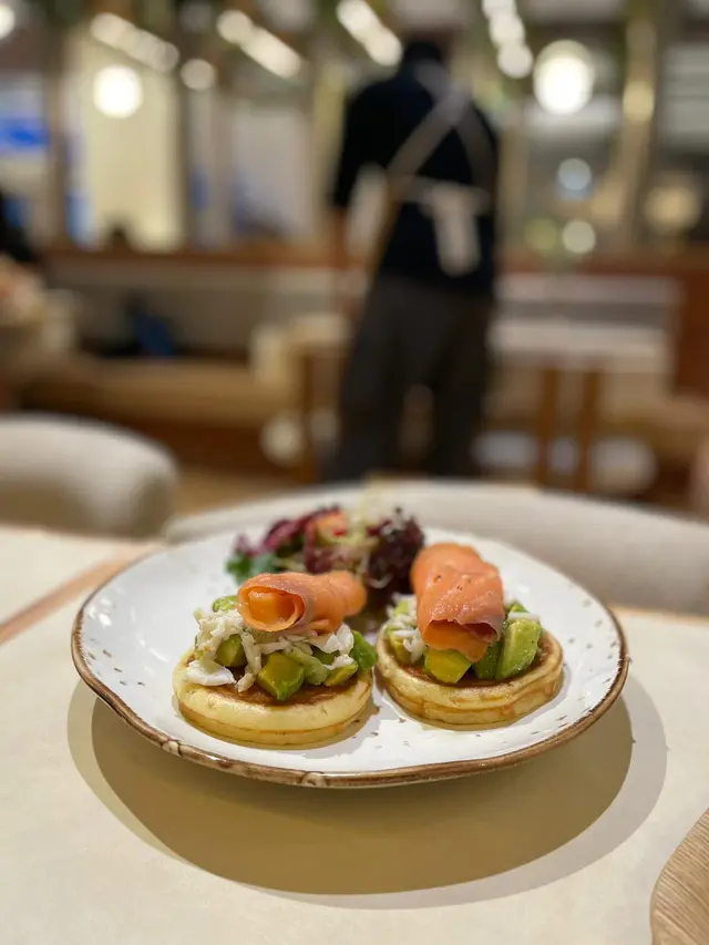 煙三文魚蟹肉熱香餅