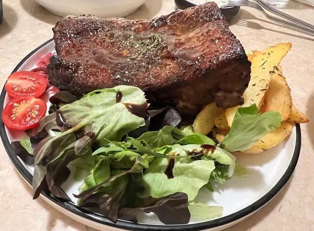 豬肋骨嘅BBQ醬好入味,豬肋骨嘅肉唔會烤得好老,肉汁鮮嫩。旁邊仲有沙律菜,配菜紫酸菜同薯角。薯角有香草炸過,口感有層次。