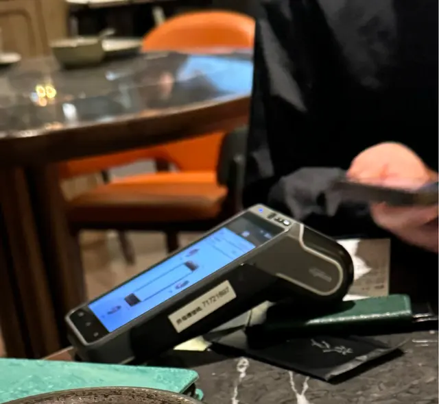 佢哋服務嘅奇葩,臨尾埋單,直接將張張單連埋部機放喺你枱面,自己睇單同埋自己嘟卡,個侍應就企開一邊