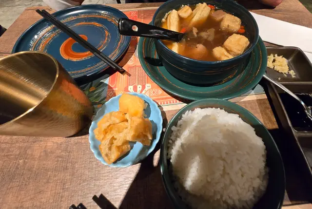 鐵飯碗的肉骨茶，只有骨肉得一粒，清湯底一樣。
