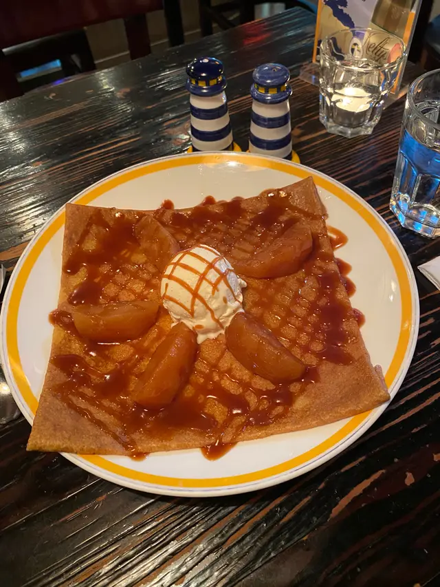 Crepe有海鹽🧂焦糖醬、焦糖蘋果同雲尼拿雪糕🍦，但crepe皮做得好煙韌，正😄 #crepe #法式班㦸 #班㦸 #雪糕 #雲尼拿雪糕 #蘋果 #焦糖蘋果 #焦糖 #焦糖醬    