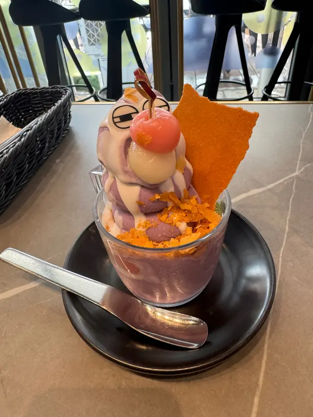 地方淺窄 風口超大 吹到人頭暈 員工不禮貌 有嚴重歧視成份 讓人感覺極度不舒服 影衰香港人 絕對不會再光顧😡😡￼