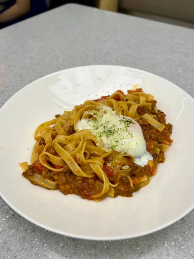 慢煮番茄肉醬溫泉蛋意大利闊條麵