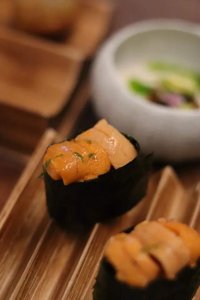 這不是壽司!上層北海道海膽·中間柚子醬凍·底層丹麥經典黑麥麵包 —— open-face sandwich概念,上碟前再刷上自家醬油及並青檸皮