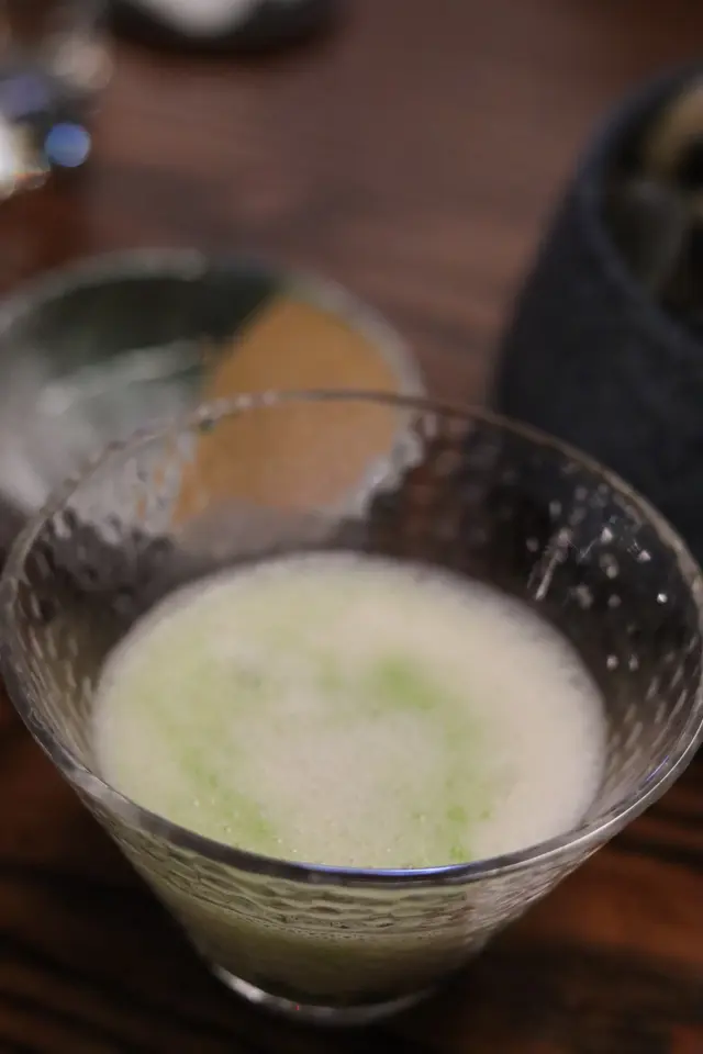 炙燒鰤魚搭配醃製蘿蔔,上碟後才倒入鰤魚、茴香油、三文魚子製成的Lohikeitto湯