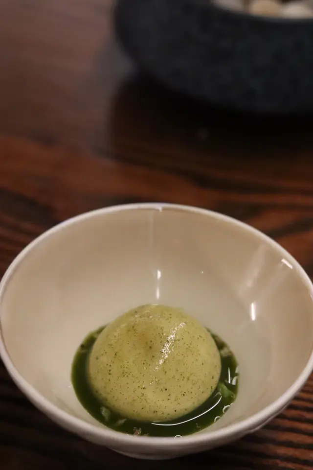 不試會後悔!加錢也要試的創意料理!只有中間的糖心鵪鶉蛋才是蛋!外層蛋白是雞肉infused 的 cream mousse 而綠色的egg membrane 是菠菜
連底下的椰菜絲也是很有驚喜🥹