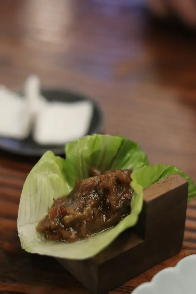 用盡乳鴿每個部位的一道菜🕊️
Crepe 包著Dry-aged 5天的乳鴿肉配醃製藍莓果醬🫐 
熟度 Medium 加上熟成後鎖緊的肉味💯
凍了之後濃縮乳鴿汁變成了凝膠🫣 要趁熱食!
旁邊還有生菜包乳鴿脾&金華火腿