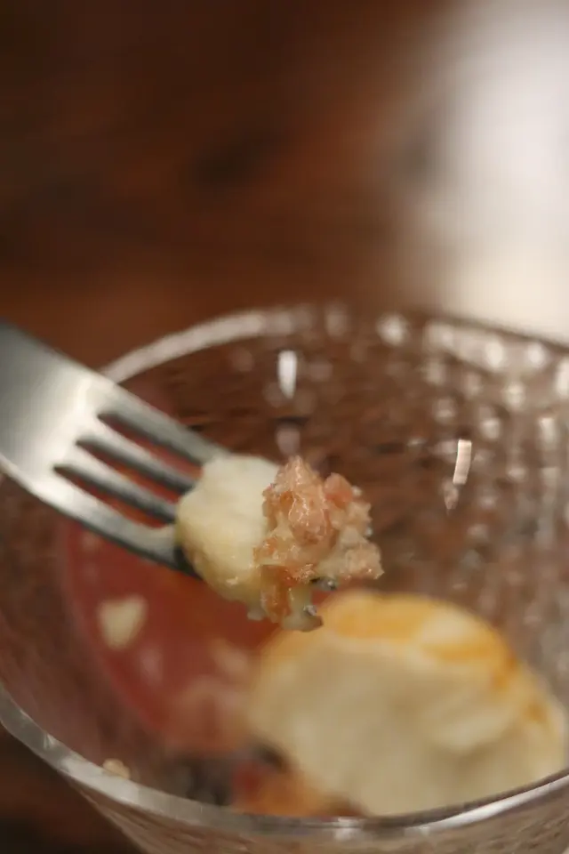 參考懷舊雪條舔舔脷~ (利申無食過🤣)
士多啤梨啫喱配中間自家製燕麥奶雪糕和糖漿😍 底部是洛神花脆脆,酸酸甜甜~