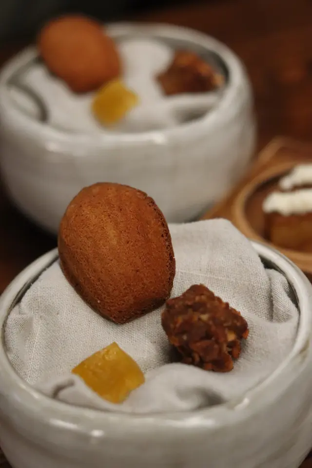 餐後甜點新鮮出爐!
Sake酒糟製作的無酒精madeleine • 本地粟米麻糬• Almond smokey chocolate truffle · Zucchini 軟糖 
不喜歡Sake 但這是我食過最好食的madeleine🤍 真·外脆內軟