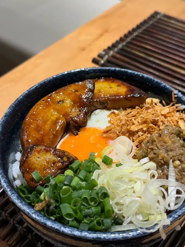 鵝肝上下兩面煎得薄脆 而邊邊煎得小焦 𥚃面超級軟㜛
飯身偏軟 配上旁邊新鮮的香蔥、脆身香蒜、鹹香的酸菜
本來這幾項混在一起 就已經超級下飯