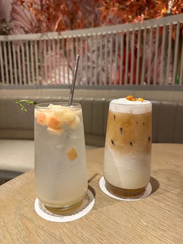 白桃甜蜜梳打 + 焦糖脆脆鮮奶咖啡