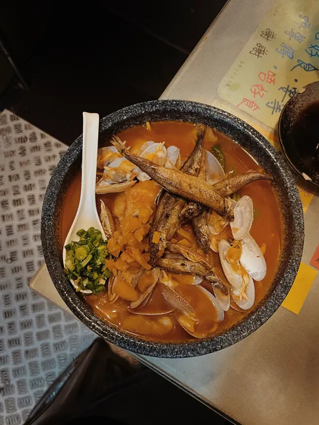 脆香多春魚、糖心滷蛋、鹵水大腸、新鮮花甲油麵配特濃蕃茄薯仔湯