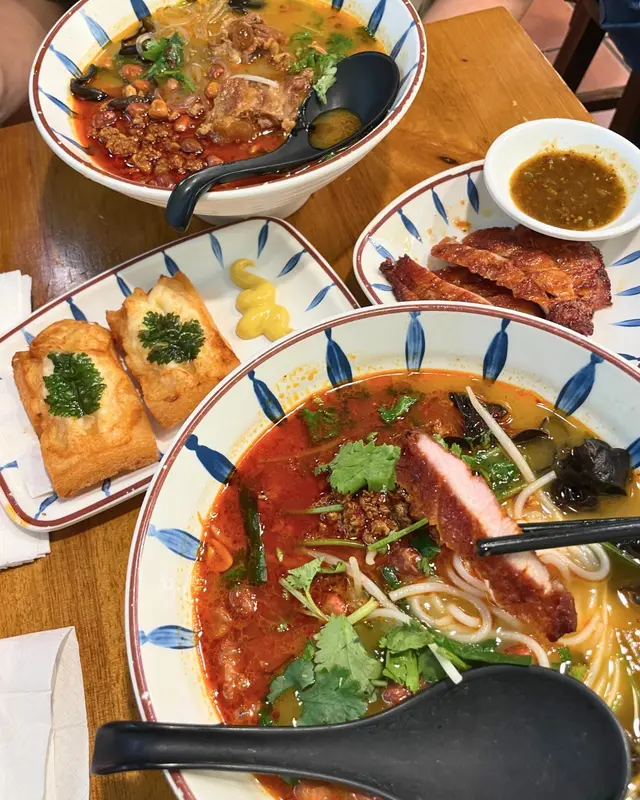 炭燒豬頸肉米線