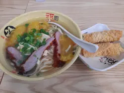 響鈴，咖哩豬皮同醬爆豬頸肉豬骨湯粗麵