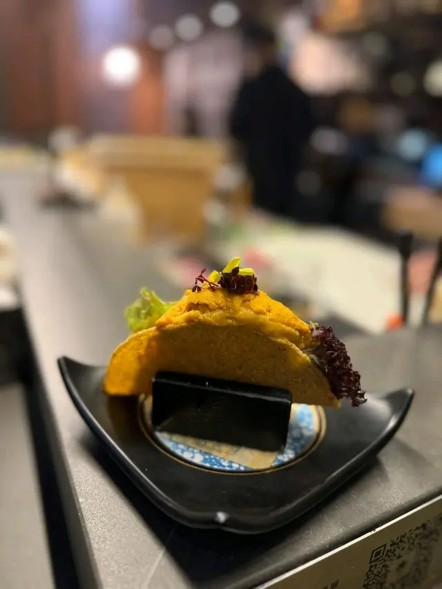 粟米脆餅壽司海膽三文魚籽