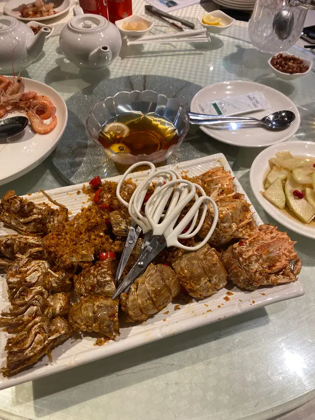 好開心道道餸都啱食，屋企人都讚好。服務有禮週到。景色優美，海面上的燈光搖曳，令人心情寧靜。