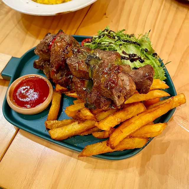 慢落猪 (慢煮西班牙冰花酸梅黑毛豬串燒配甜蕃薯條)