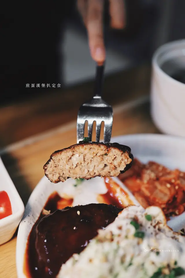 煎蛋漢堡扒定食