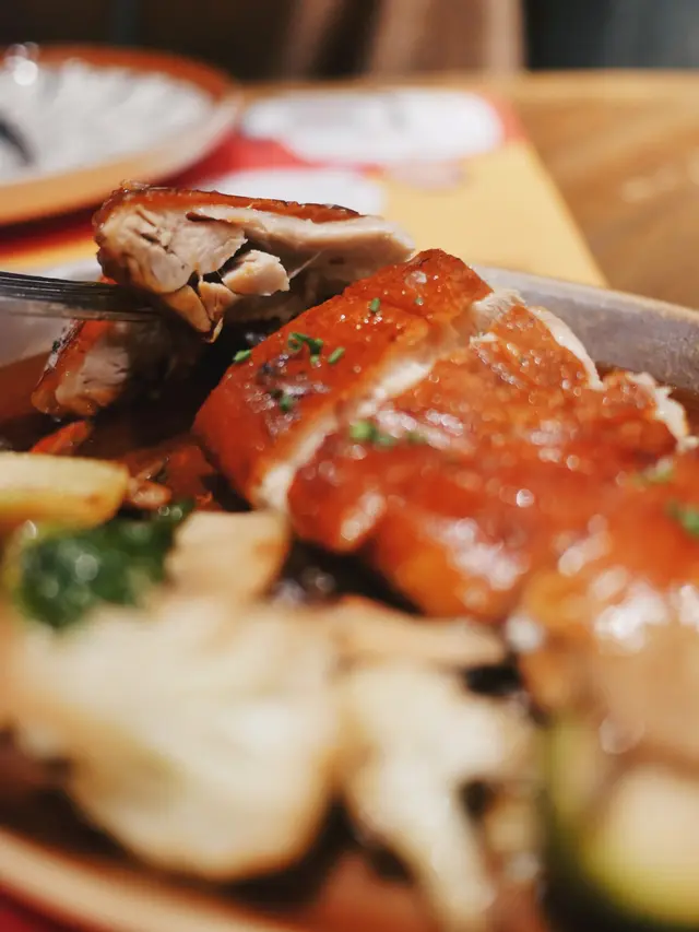 慢煮烤乳豬配椰菜仔及蘑菇