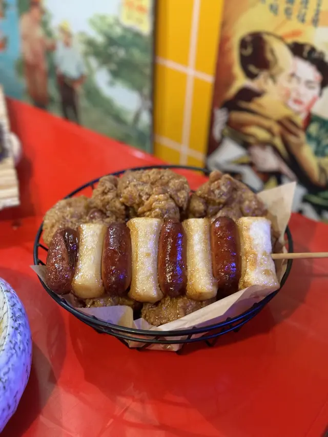 蒜香醬油炸雞配香腸年糕串(半份)