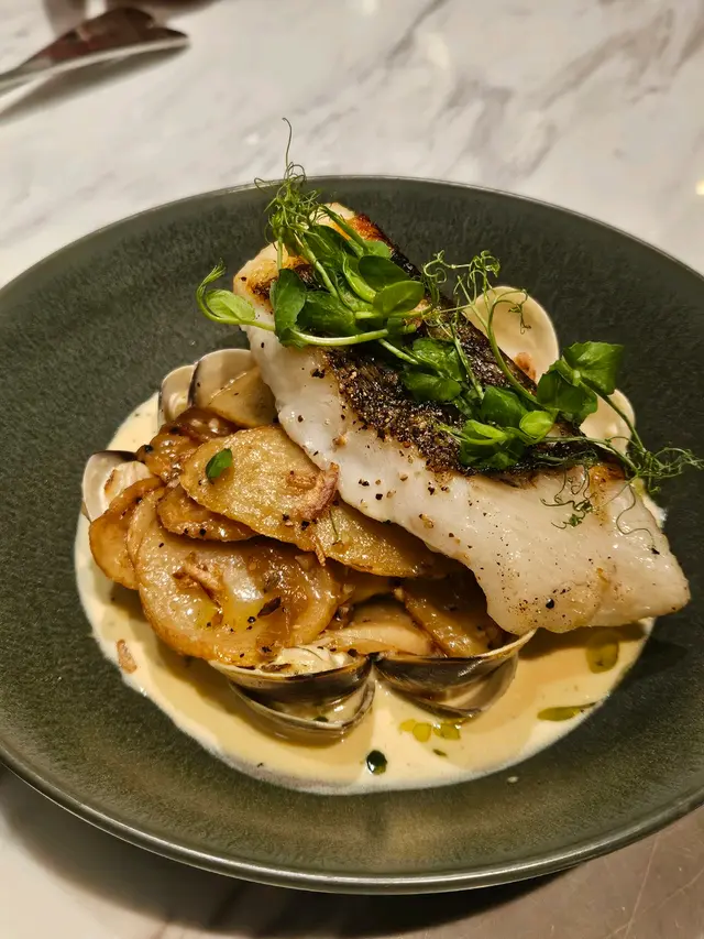 焗比目魚和蜆 配牛油汁毛豆及法式炸薯仔