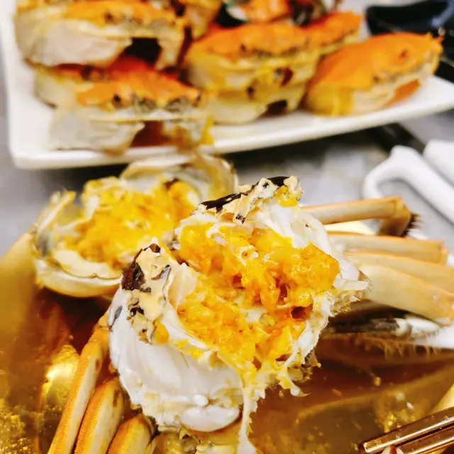 大閘蟹🦀放題，2小時任食只叫到4輪，最後每人食到12隻🦀，大滿足😆，呢度嘅大閘蟹夠哂新鮮，除咗流心膏外，蟹肉都唔少，會再返來食過，真係好MM7😍😋🤤
其他放題食物都唔錯，大力推薦👍🏻👍🏻👍🏻 #香港美食 #FoodieLife #大閘蟹 #放題 