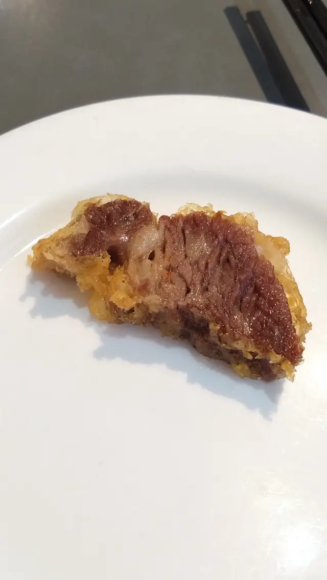 酥脆金黃色的外層，把牛坑腩的肉汁保留，外脆內軟又多汁，令人一試愛上